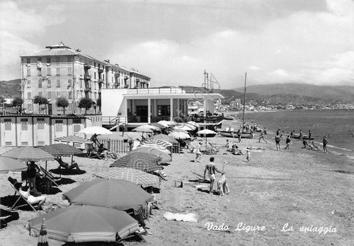 Cartolina Vado Ligure la spiaggia stabilimento ombrelloni animata 1964 | Immagine principale