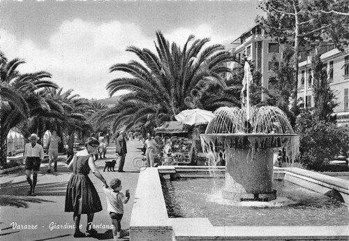 Cartolina Varazze Giardini e fontana animata anni '60