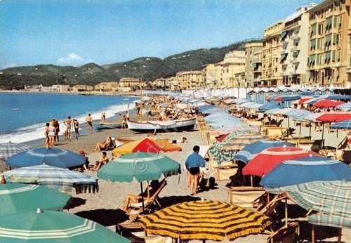 Cartolina Varazze luci e colori spiaggia ombrelloni stabilimenti animata
