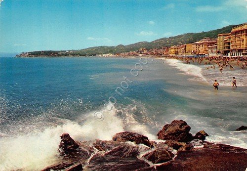 Cartolina Varazze mareggiata sulla spiaggia anni '60