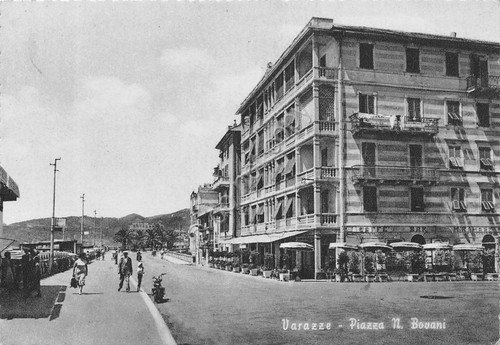 Cartolina Varazze Piazza N. Bovani animata Bar Miramare 1955