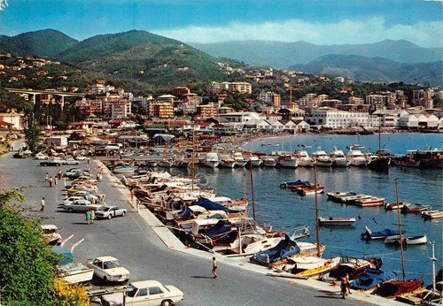 Cartolina Varazze Porticciolo barche auto d'epoca 1975 (Savona)