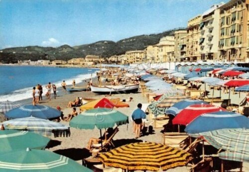 Cartolina Varazze spiaggia ombrelloni animata (Savona)