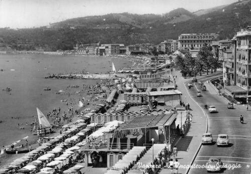 Cartolina Varazze Spiaggia ombrelloni stabilimento auto d'epoca 1956
