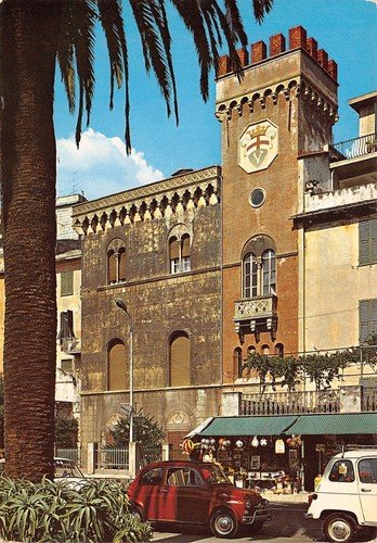 Cartolina Varazze una via facciata palazzo | Immagine principale