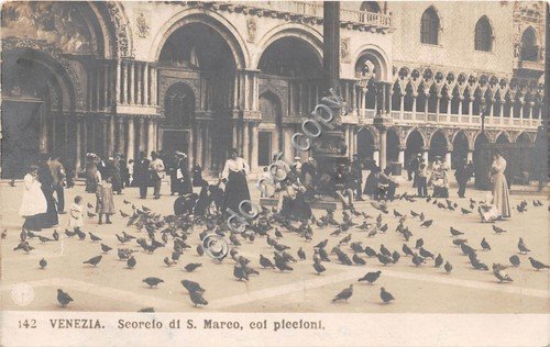 Cartolina Venezia San Marco con piccioni animata abiti dell'epoca | Immagine principale