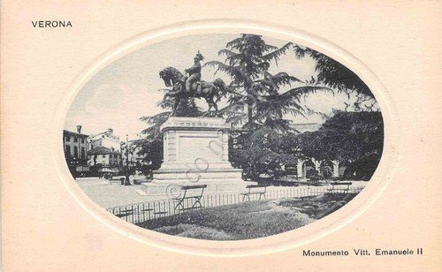 Cartolina Verona Monumento a Vittorio Emanuele II riquadro ovale in …