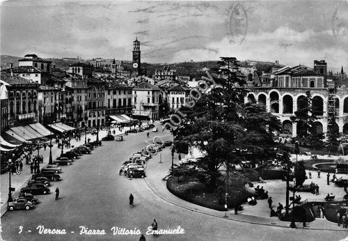 Cartolina Verona Piazza Vittorio Emanuele auto d'epoca 1956