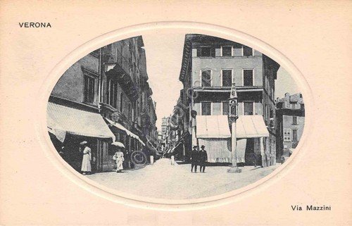 Cartolina Verona Via Mazzini animata con ovale in rilevo