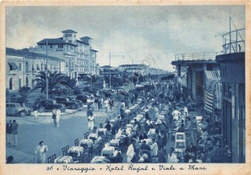 Cartolina Viareggio Hotel Royal e viale a mare animata auto … | Immagine principale