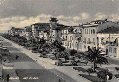 Cartolina Viareggio Via Carducci animata grinze (Lucca)