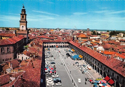 Cartolina Vigevano Piazza Ducale vista dall'alto auto tetti anni '60 | Immagine principale