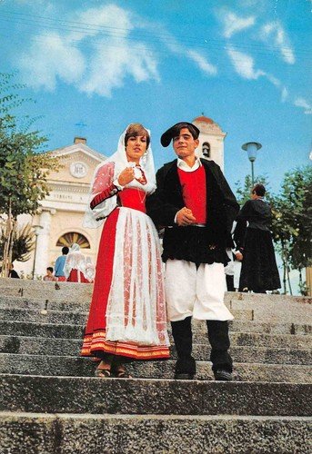 Cartolina Villanova Monteleone costumi sardi uomo donna 1978 gradinata chiesa
