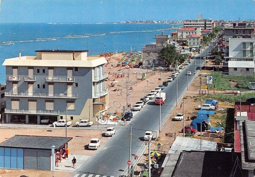 Cartolina Viserbella panorama lungomare via con auto (Rimini)