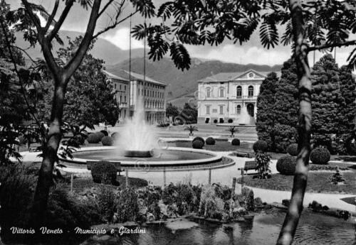 Cartolina Vittorio Veneto Municipio e giardini (Treviso)