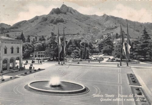 Cartolina Vittorio Veneto Piazza del Popolo con bandiere 1956