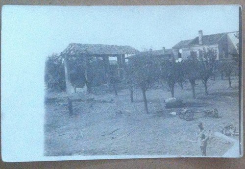 Fotografia - Cascinale e soldato - Croazia? | Immagine principale