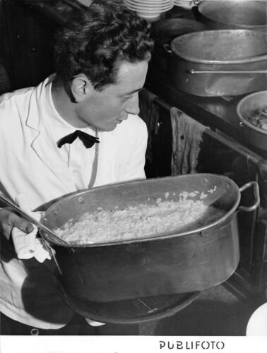 Fotografia Cucina Cuoco con risotto anni '60 31 A