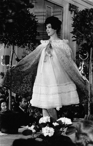 Fotografia Moda sfilata anni '60 con pubblico 12 A | Immagine principale