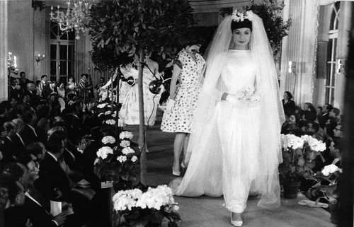 Fotografia Moda sfilata anni '60 con pubblico Abito da Sposa … | Immagine principale