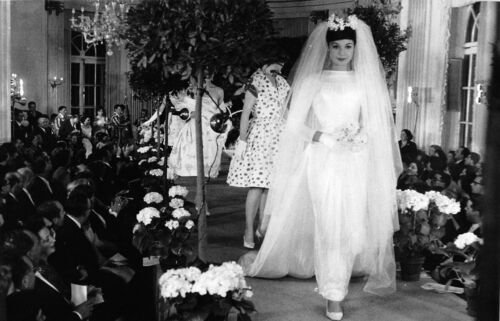 Fotografia Moda sfilata anni '60 con pubblico Abito da Sposa …