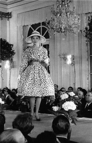 Fotografia Moda sfilata anni '60 modella abito e cappello 5A | Immagine principale