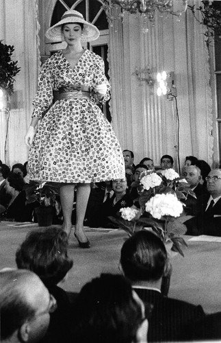 Fotografia Moda sfilata anni '60 modella abito gonna larga 3A | Immagine principale