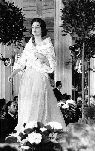 Fotografia Moda sfilata anni '60 modella abito lungo 6A | Immagine principale