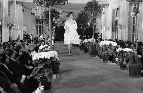 Fotografia Moda sfilata anni '60 modella abito scollato 4A | Immagine principale