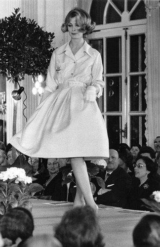 Fotografia Moda sfillata anni '60 modella abito tinta unita 2A | Immagine principale