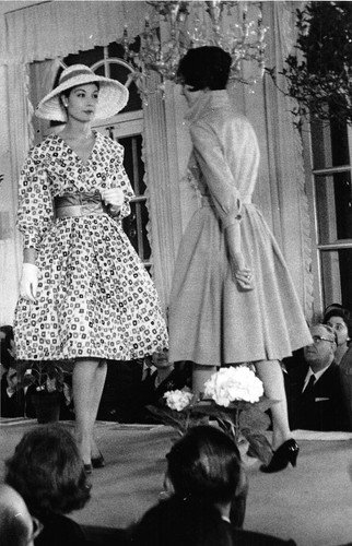 Fotografia Moda sfillata anni '60 modelle abiti con cintura in … | Immagine principale