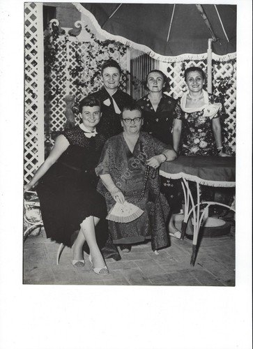 Sorelle Fontana fotografia delle 3 generazioni Mamma Zoe Giovanna Micol … | Immagine principale