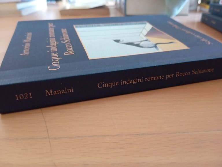 Cinque indagini romane per l'ispettore Rocco Schiavone, A. Manzini Sellerio … | Immagine Gallery 4