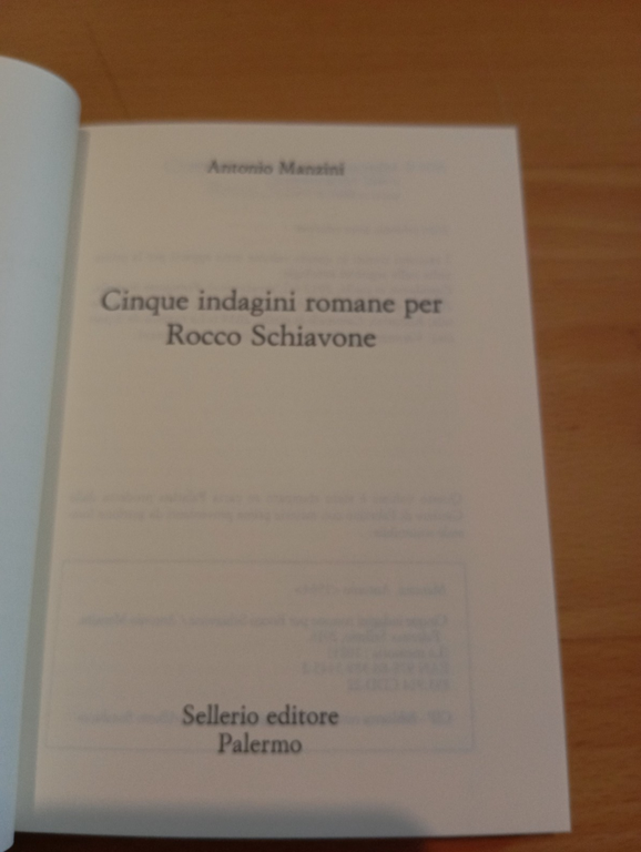 Cinque indagini romane per l'ispettore Rocco Schiavone, A. Manzini Sellerio … | Immagine Gallery 7
