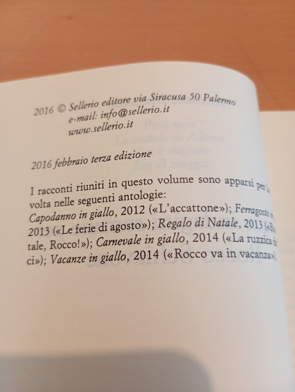 Cinque indagini romane per l'ispettore Rocco Schiavone, A. Manzini Sellerio … | Immagine Gallery 8