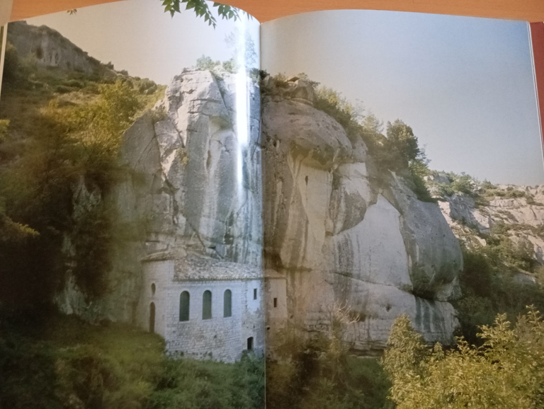 Eremi. Luoghi di culto rupestri della Majella e del Morrone, … | Immagine Gallery 14
