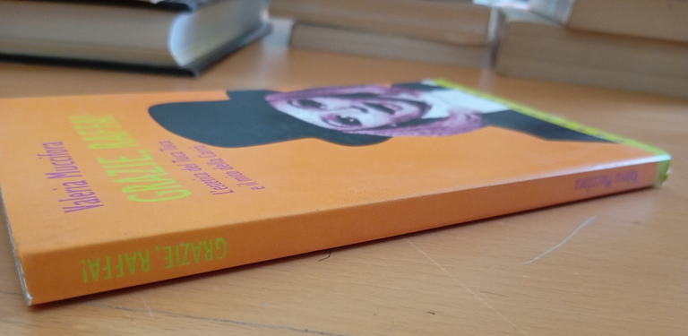 Grazie Raffa! L'estetica del tuca tuca, Valeria Muccifora, Castelvecchi, 2000 | Immagine Gallery 2