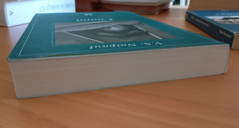 I mimi, V. S. Naipaul, Adelphi, 2011 | Immagine Gallery 9