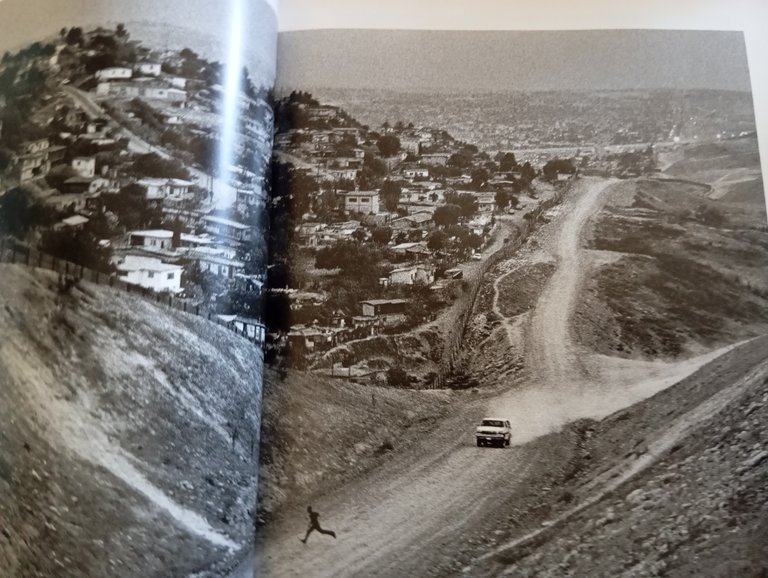 Sebastião Salgado, In cammino, Contrasto 2000, 1ª edizione, fascicolo allegato | Immagine Gallery 11