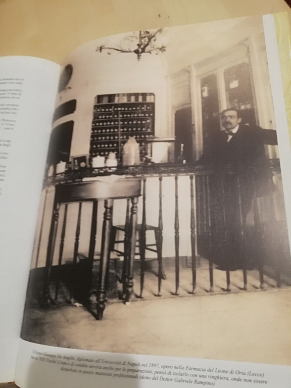 L'officina farmaceutica. Due secoli di storia, Antonio Corvi, 1999, Primula
