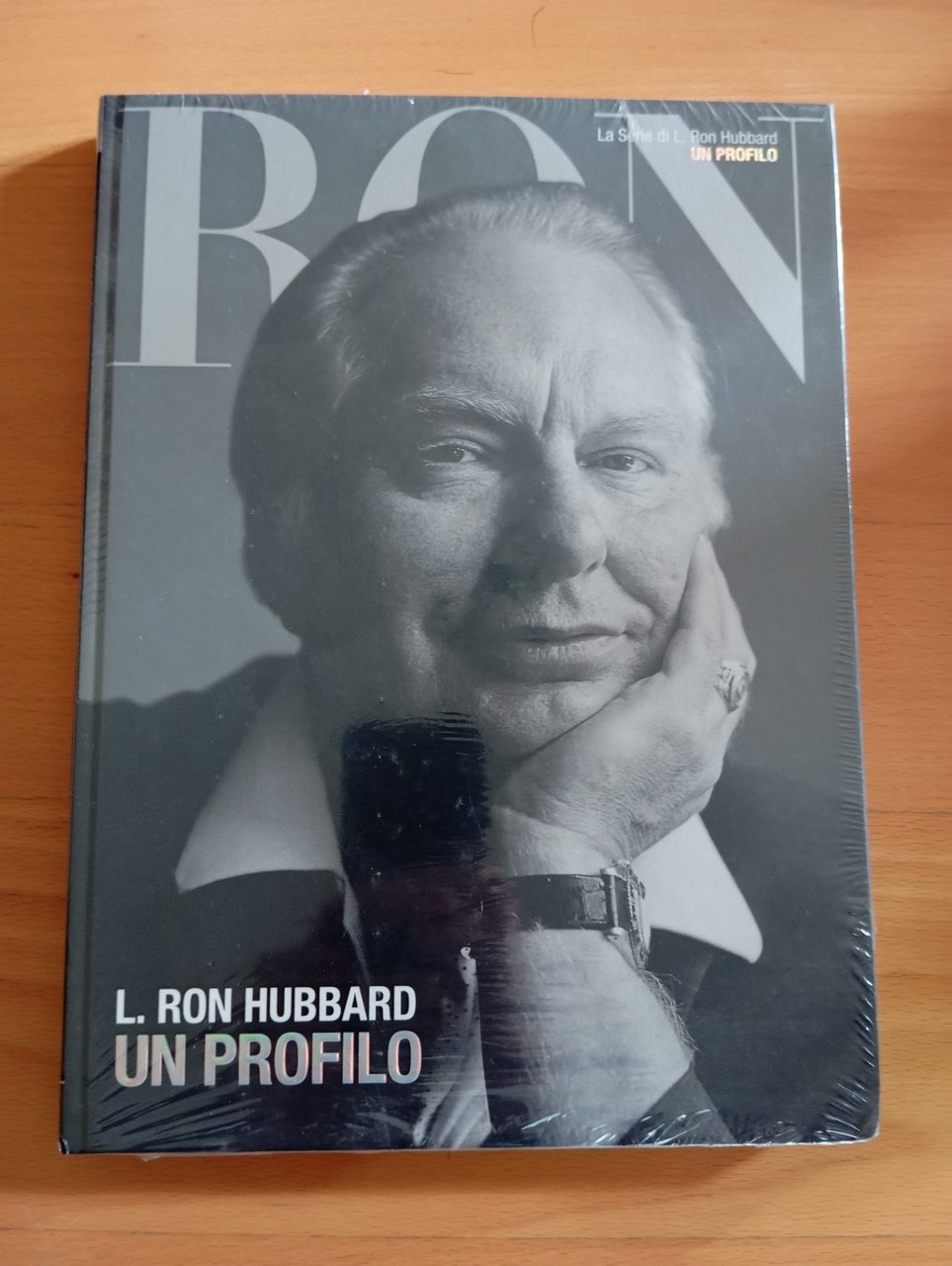 L. Ron Hubbard, un profilo, libro nuovo ancora chiuso | Immagine principale