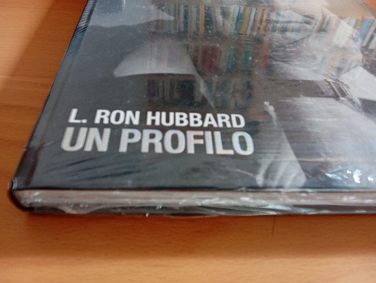 L. Ron Hubbard, un profilo, libro nuovo ancora chiuso | Immagine Gallery 2