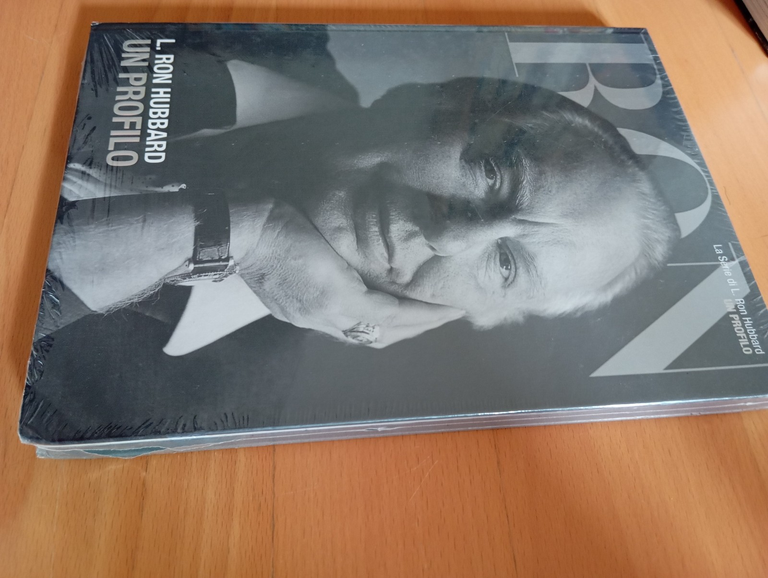 L. Ron Hubbard, un profilo, libro nuovo ancora chiuso | Immagine Gallery 3