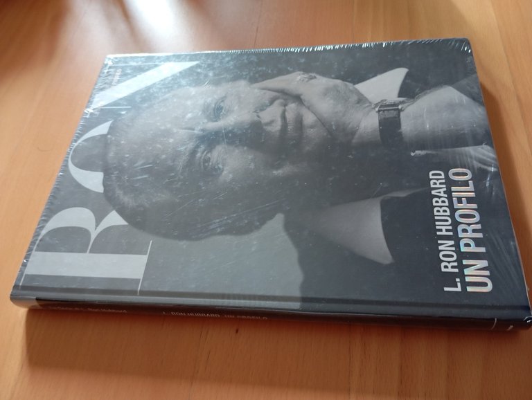 L. Ron Hubbard, un profilo, libro nuovo ancora chiuso | Immagine Gallery 4
