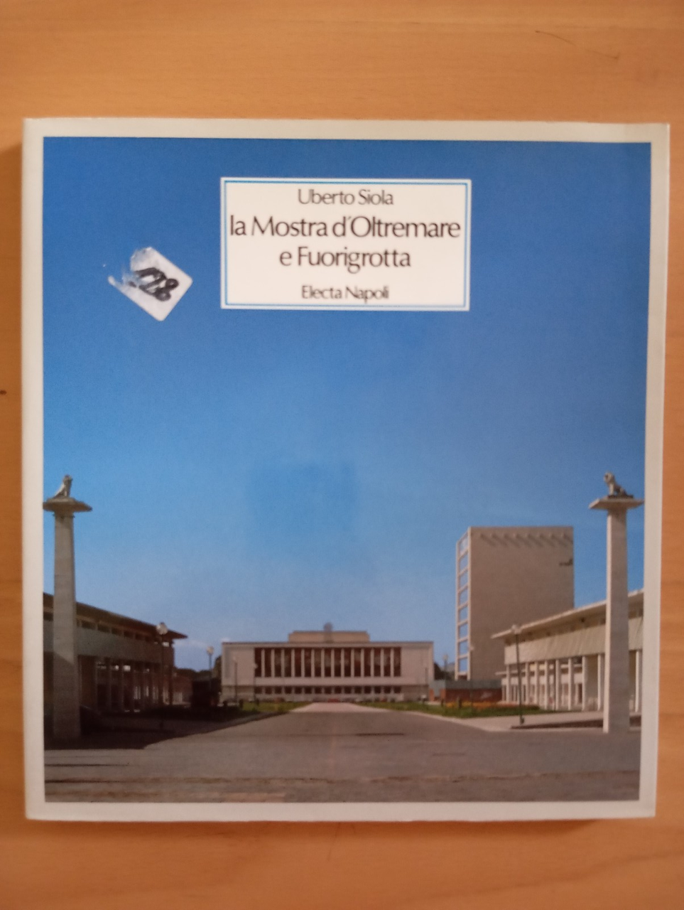 La mostra l'Oltremare e Fuorigrotta, Uberto Siola, Electa Napoli, 1990 | Immagine principale