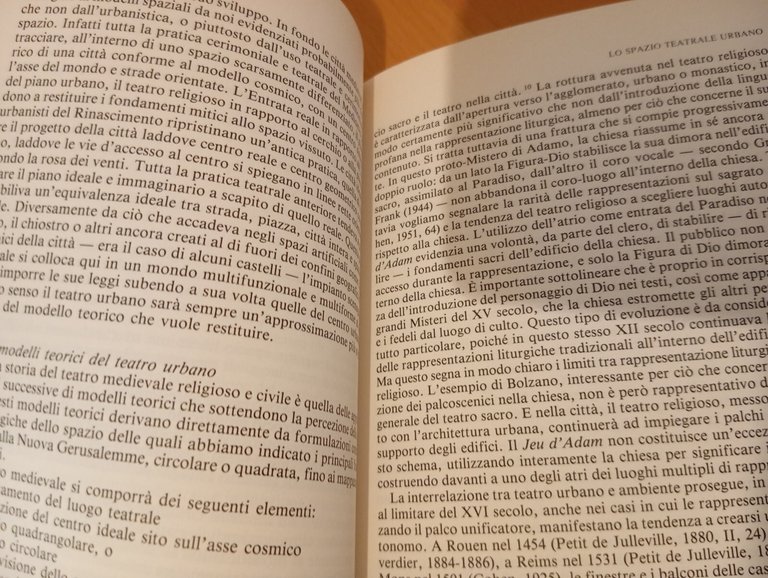 Lo spazio del teatro nel Medioevo, Elie Konigson, La casa …