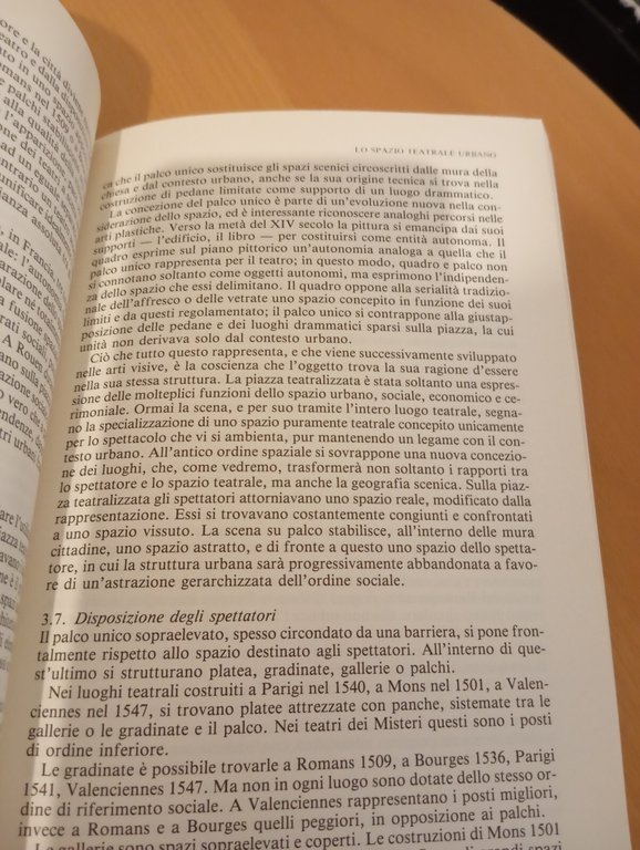 Lo spazio del teatro nel Medioevo, Elie Konigson, La casa …