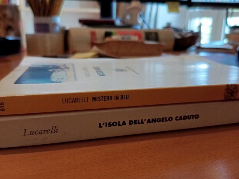 Lotto 2 libri di Carlo Lucarelli, Mistero in blu, L'isola …