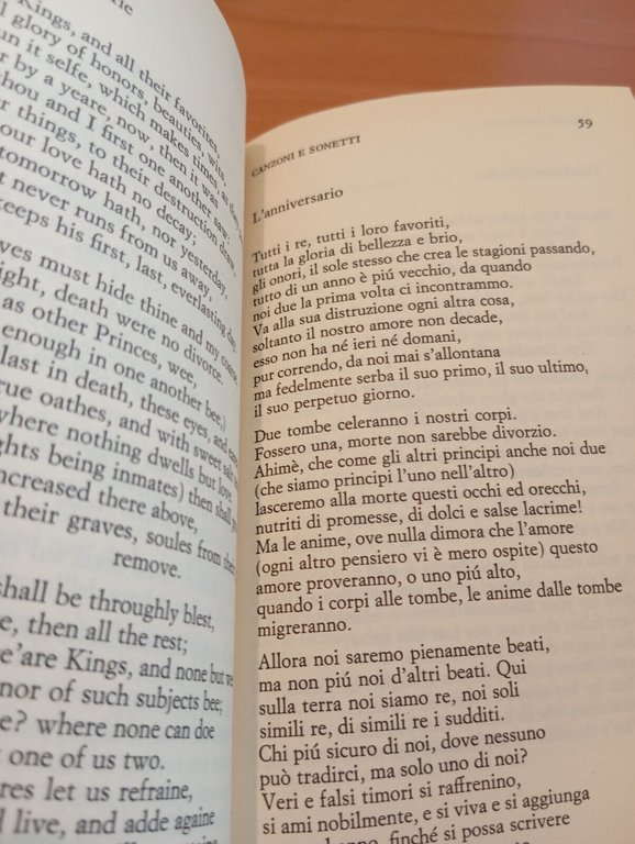 Lotto 2 libri di John Donne, Poesie amorose, canzoni e …