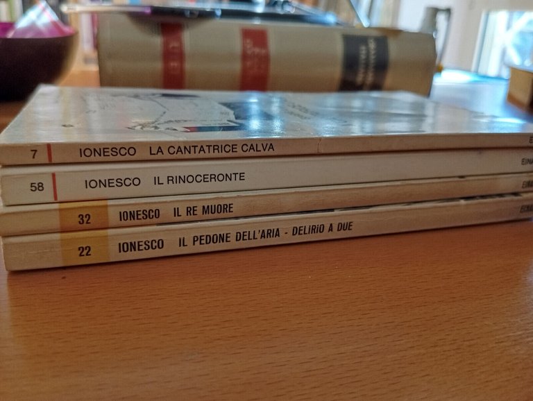 Lotto 4 libri Ionesco Einaudi, Rinoceronte, Cantatrice calva, re muore, …